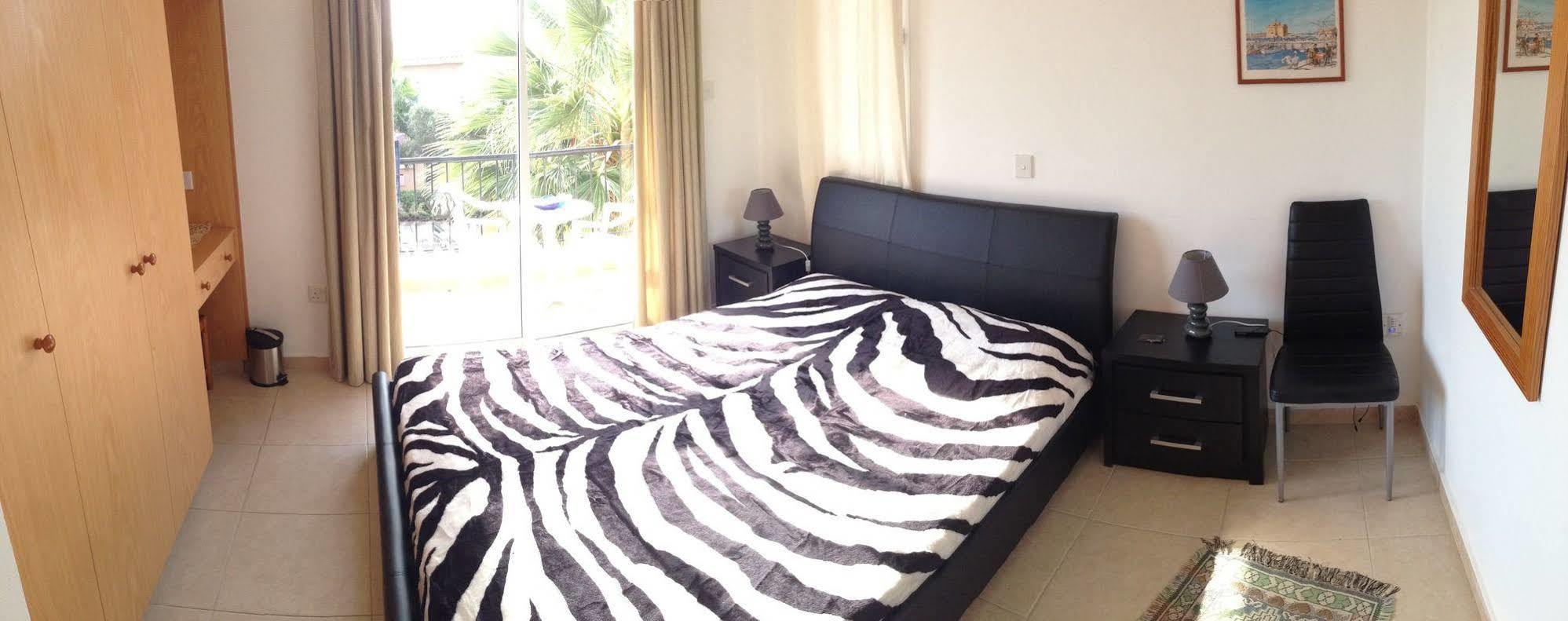 Sirena Sunrise, Apartment 4 Paphos Bagian luar foto